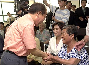 이회창 후보가 간담회 직후 참석자들과 인사를 나누고 있다. 